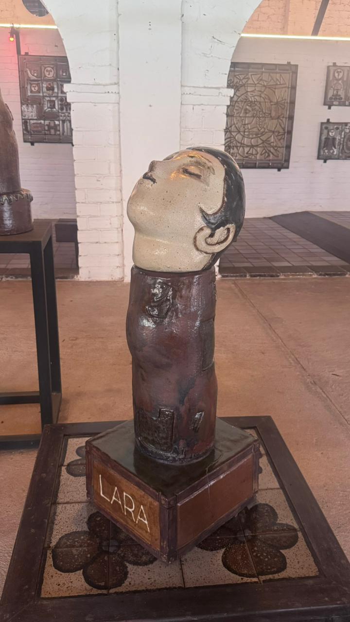 Lara vista de lado, na sala de esculturas da Oficina
